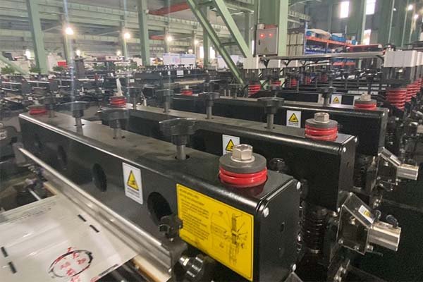 Bottom sealing device