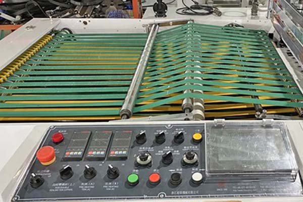 Sealing knife and belt device