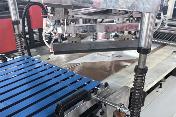 Decorating cream bag making machine bevel cutter