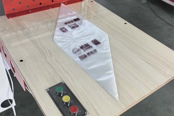 Decorating cream bag making machine collection platform