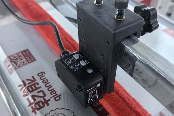 Decorating cream bag making machine photoelectric eye tracking