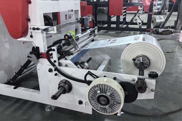 Decorating cream bag making machine winding device