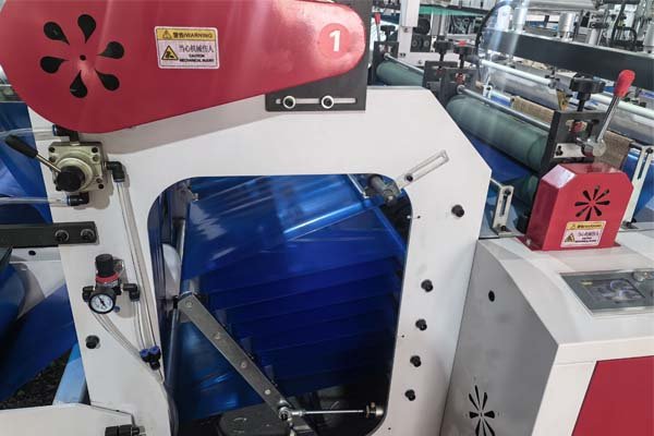 Double-track non-stretch flat bag making machine bag conveyor