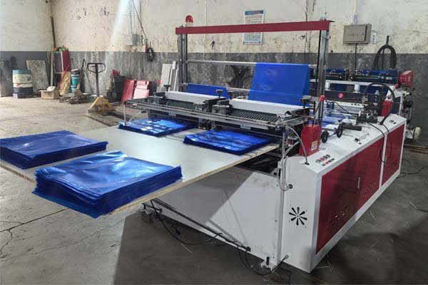 Double-track non-stretch flat bag making machine collection platform