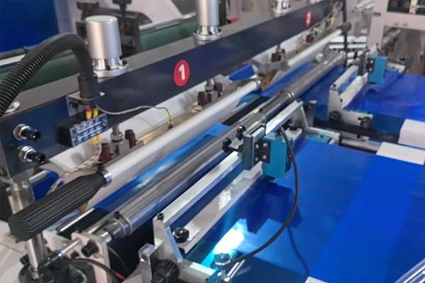 Double-track non-stretch flat bag making machine cutter