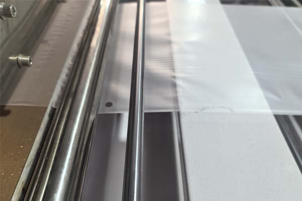 Heat sealing cold cutting flat bag